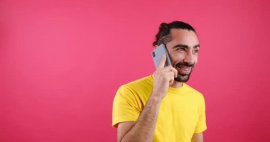 Cep telefonuyla konuşan mutlu adam.