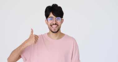 Adam baş parmak işareti yapıyor.