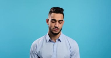 Stresli ve hayal kırıklığına uğramış adam yaptıklarından pişman.