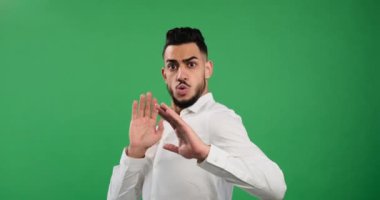 Genç işadamı korkmuş ve korkmuş.