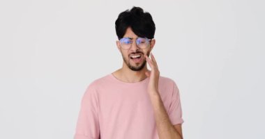 Genç adam diş ağrısı çekiyor.
