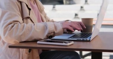 iş kadını dizüstü dışarıda yazarak