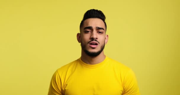 Tired man yawning over yellow background — Stok video