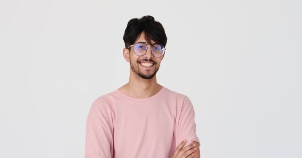 Joven feliz con anteojos — Vídeos de Stock