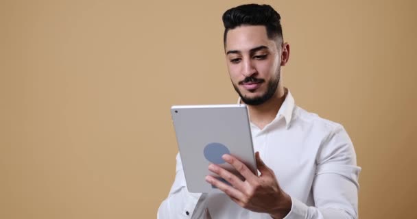 Joven Empresario usando Tablet Digital — Vídeos de Stock