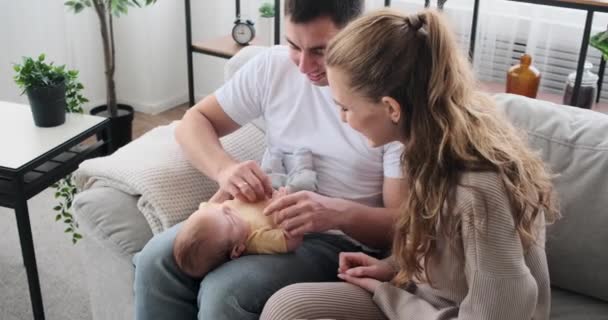 Eltern spielen mit Baby-Sohn — Stockvideo