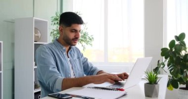 Dizüstü bilgisayarda çalışan yorgun iş adamı