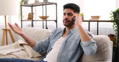 Üzgün adam cep telefonundan konuşuyor.
