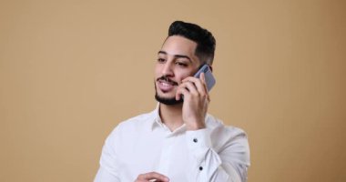 Genç işadamı cep telefonuyla konuşuyor.