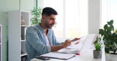 Genç işadamı video konferansı için dizüstü bilgisayar kullanıyor