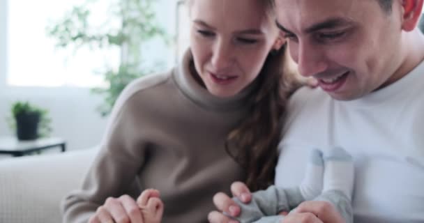 赤ちゃんの男の子と遊んでいる若い親 — ストック動画