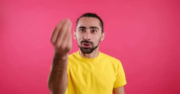 Man vlogging over pink background — Stock Video
