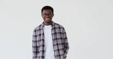 Adam baş parmak işareti yapıyor.