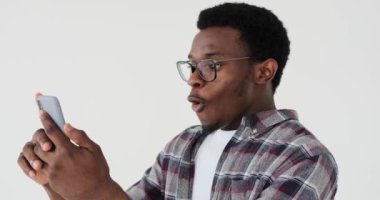 Adam cep telefonuyla iyi haber aldığına şaşırdı.