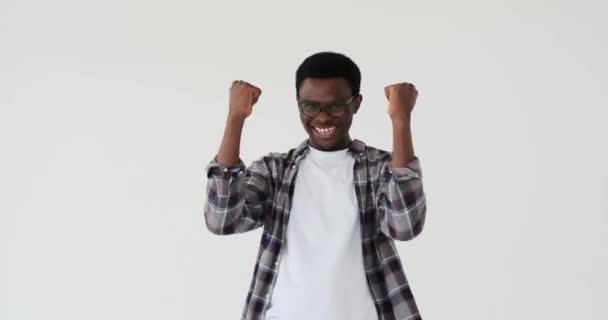 Hombre emocionado celebrando victoria sobre blanco — Vídeo de stock