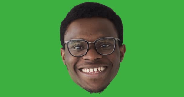 Ansiktet klippt av människan ler över grön skärm — Stockvideo