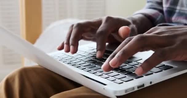 Manos escribiendo en el ordenador portátil en casa — Vídeos de Stock