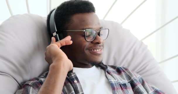 Чоловік слухає музику на навушниках — стокове відео