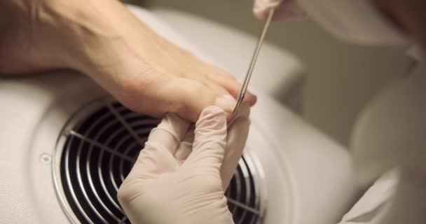 Pediatra moldar unhas do dedo do pé de mulher com um arquivo — Vídeo de Stock