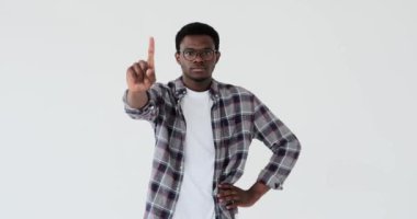 Adam parmağını sallayarak hayır diyor.