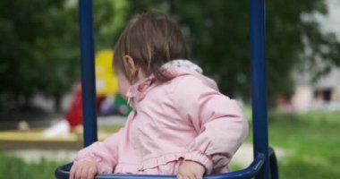 Küçük kız parkta gezinti yapıyor.