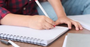 Çocuk evde kitap yazma