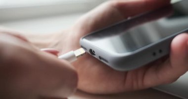 Cep telefonuna şarj kablosu takan kadının elleri