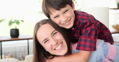 Anne sırtımda taşıdığım oğlum.