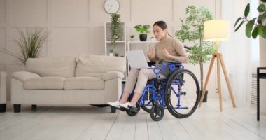 Özürlü kadın video konferansı laptopta