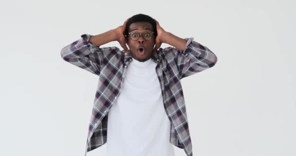Hombre afroamericano gritando de emoción — Vídeo de stock
