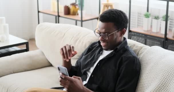 Афроамериканець розмовляє за допомогою мобільного телефону. — стокове відео