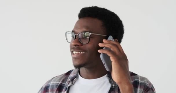 Homme heureux parlant sur téléphone mobile — Video