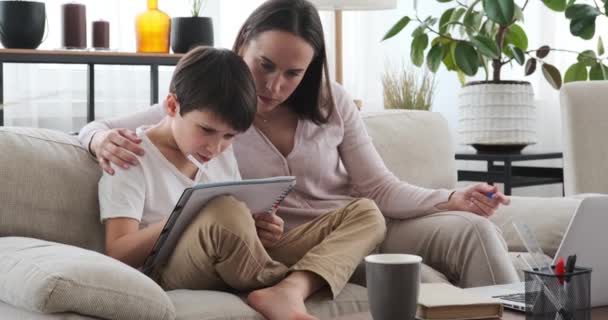 Mutter hilft Sohn bei Hausaufgaben zu Hause — Stockvideo