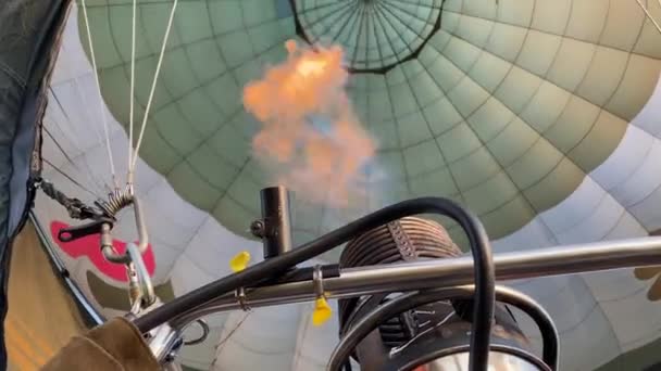 Aktywacja balonu na ogrzane powietrze w trybie latania — Wideo stockowe
