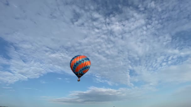 Hot air balloon flying high up in sky — Stok Video