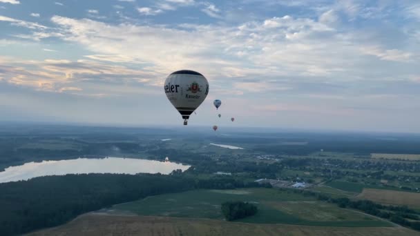 Hot air balloons flying high up in sky — Vídeos de Stock
