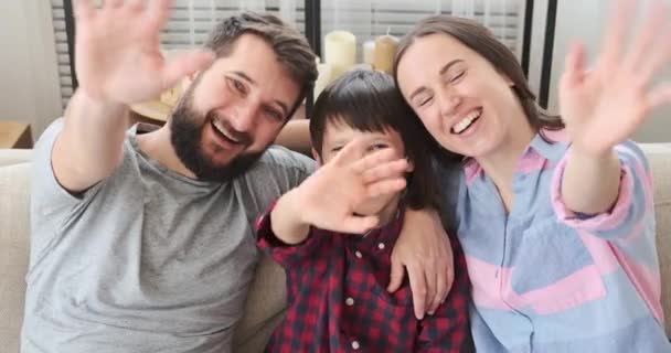 Portrait of happy family greeting — Stock video