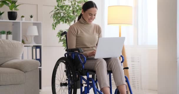 Differently abled woman on wheelchair working with laptop — Vídeos de Stock