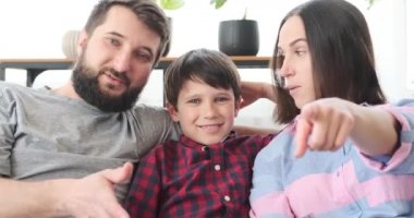 Aile evde televizyon izlemekten hoşlanıyor.
