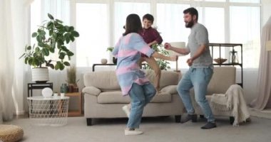 Çılgın aile evde dans ediyor.