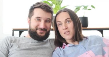 çift evde televizyon izliyor.