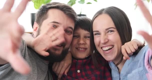 Retrato de feliz saudação familiar — Vídeo de Stock