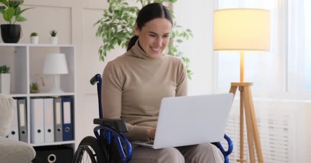 Mujer discapacitada en silla de ruedas trabajando con portátil — Vídeo de stock