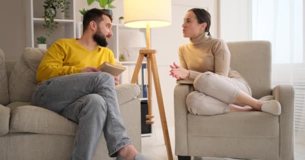 Couple discussing sitting in the living room — Stok video