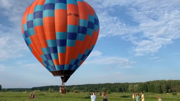 Hot air balloon flying high up in sky — Vídeo de Stock