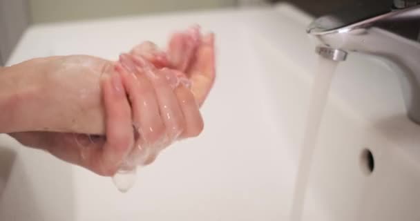 Femme se lave les mains avec du savon — Video