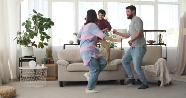家で踊るクレイジー家族 — ストック動画