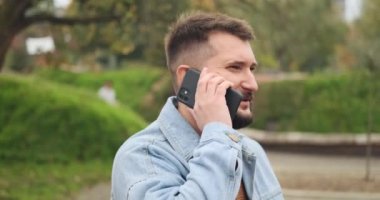 Cep telefonuyla konuşan adam. 