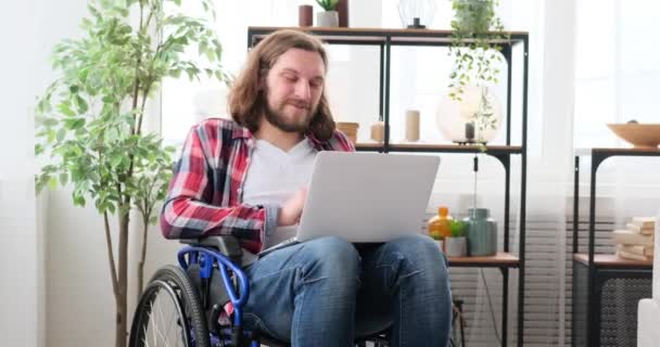 Differently abled man video conferencing using laptop — Vídeos de Stock