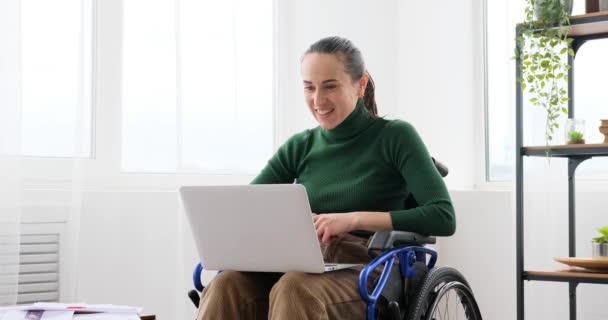 Handicapped woman video conferencing on laptop — Vídeos de Stock